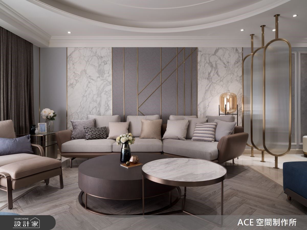 客廳沙發背牆採用大理石與切割面設計,營造精品質感飯店氛圍。 客廳沙發背牆採用大理石與切割面設計,營造精品質感飯店氛圍。
