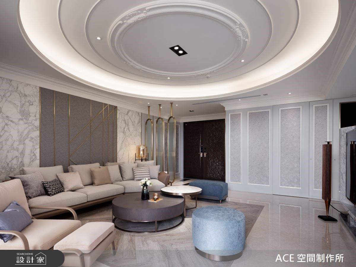 客廳天花藉由圓弧線板堆疊,型塑圓融、舒適的居家感受。 客廳天花藉由圓弧線板堆疊,型塑圓融、舒適的居家感受。