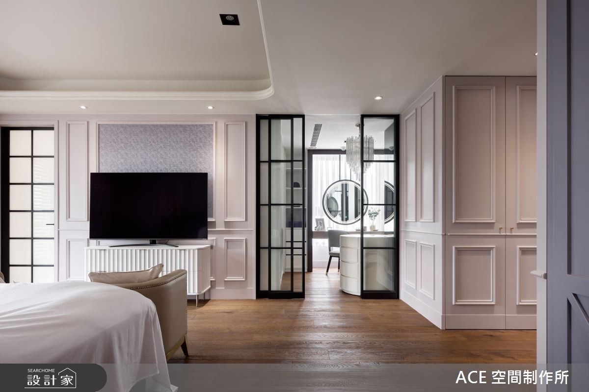 主臥電視牆透過對稱玻璃格窗設計,滿足女屋主理想的放鬆、開闊感受。 主臥電視牆透過對稱玻璃格窗設計,滿足女屋主理想的放鬆、開闊感受。