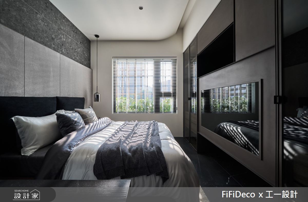 臥房精選摩卡色系的黑、灰為主調，且選用線條俐落、簡約的家具款式作配置，挹注現代感生活氛圍。