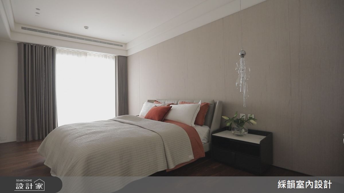 次臥房床頭背牆藉由進口壁紙搭配床頭燈飾，展現低調奢華質感，並特別收整零碎格局成為完整更衣間，締造舒適度滿分的居住品質。