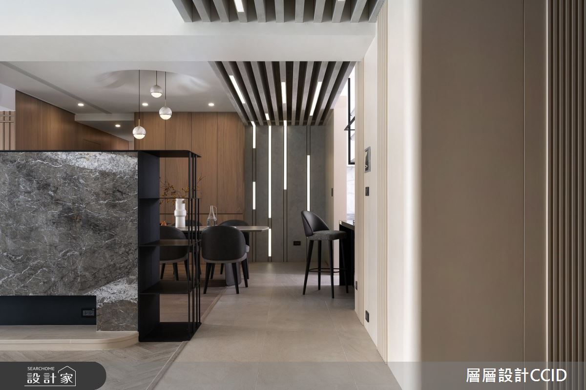 餐廳廊道以線條燈帶設計，傾注現代時尚感。