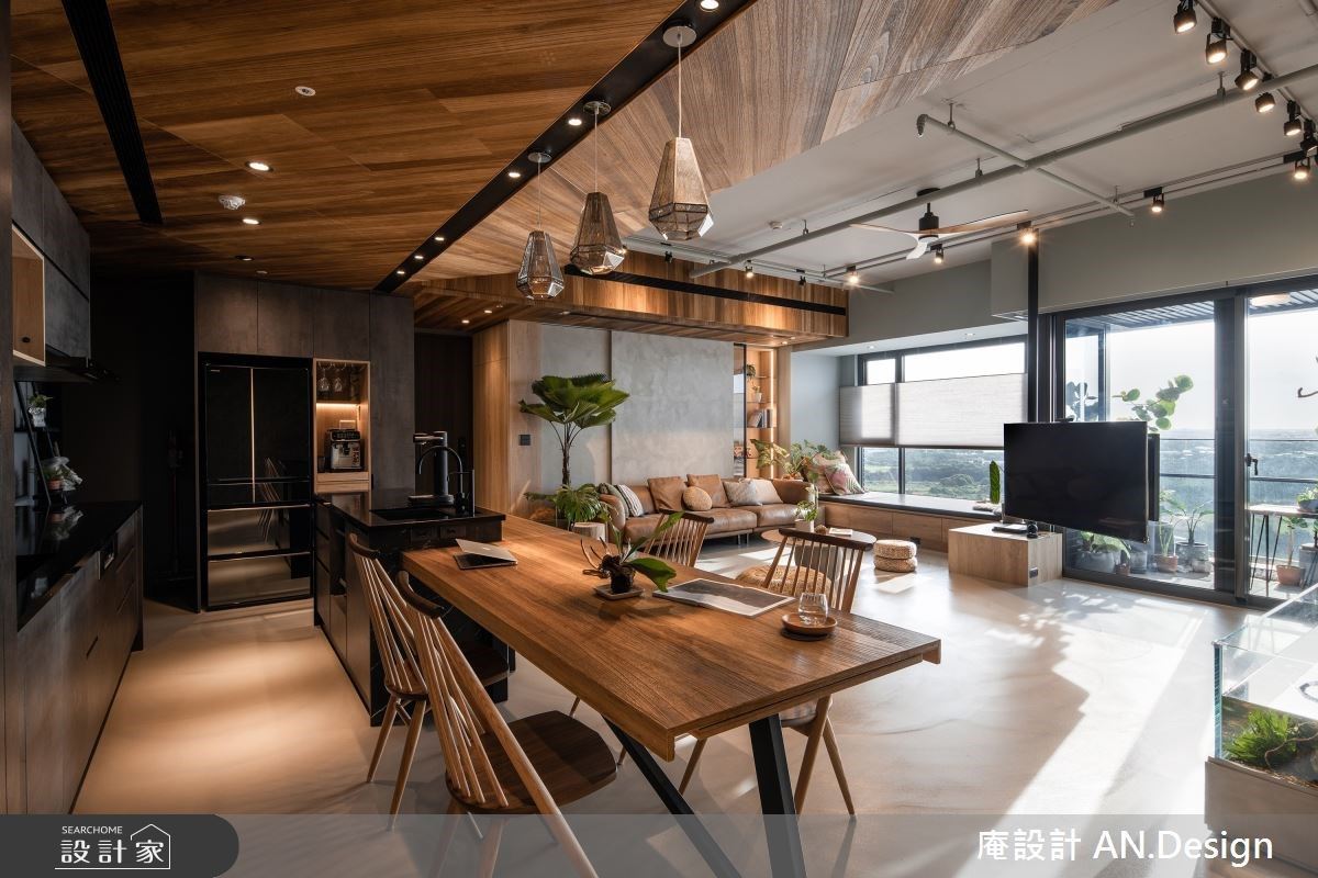 以管線裸露管線和梧桐木碳化木皮，作為餐廳與客廳的空間界定。