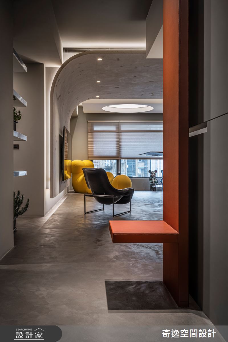 玄關穿鞋椅選用橘色皮革，高彩度型塑空間視覺焦點。