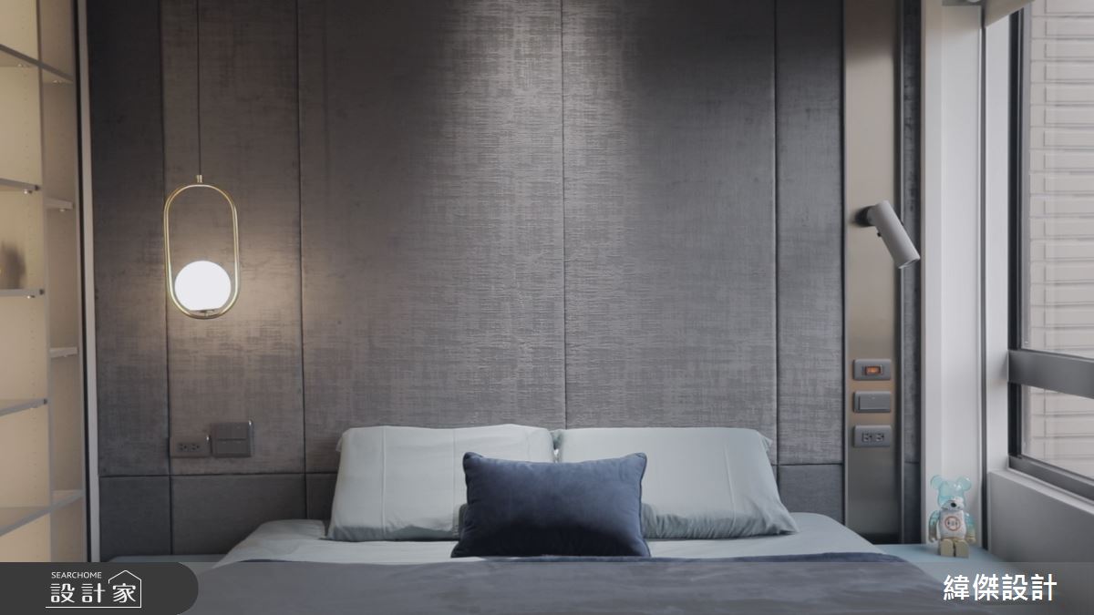 主臥床頭背牆以壁布挹注柔和感，且藉由窗面高度的延續作壁布切割線，打造俐落線條層次。