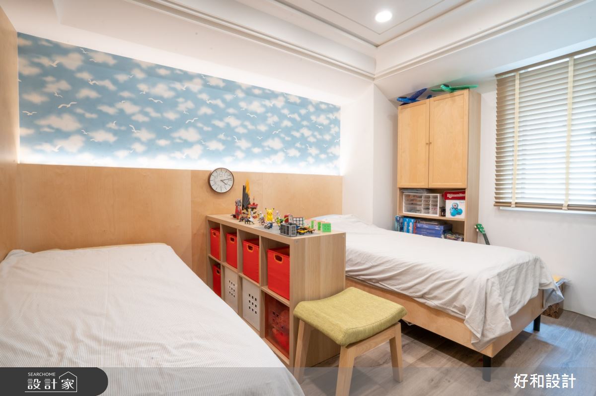 臥室以溫潤木質圍塑溫暖調性，搭配造型壁布表現居者個性。