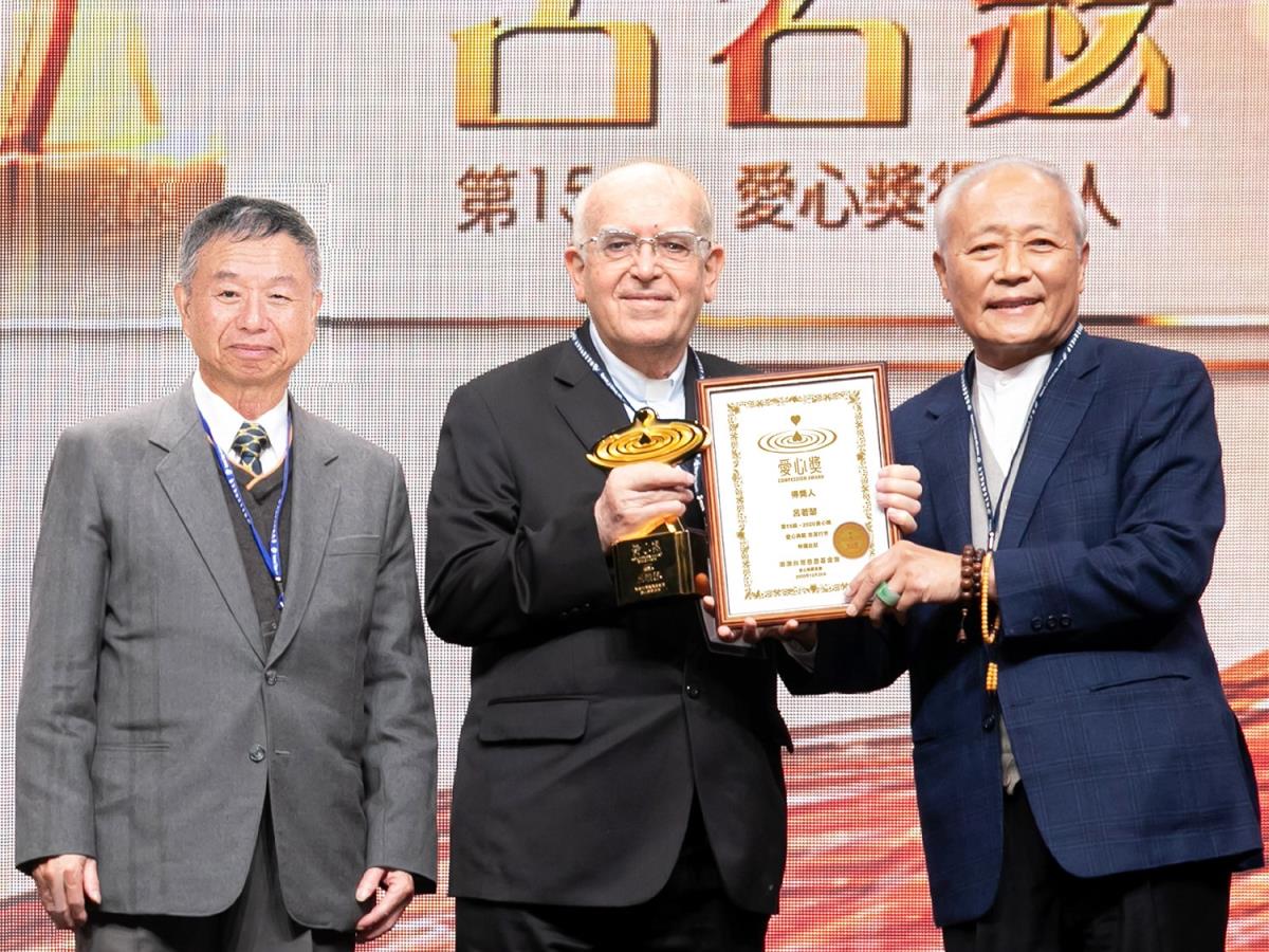 得獎人呂若瑟神父(中)  亞洲大學榮譽講座教授楊志良(左)、 吳修齊文教公益基金會董事長林蒼生(右)頒獎。