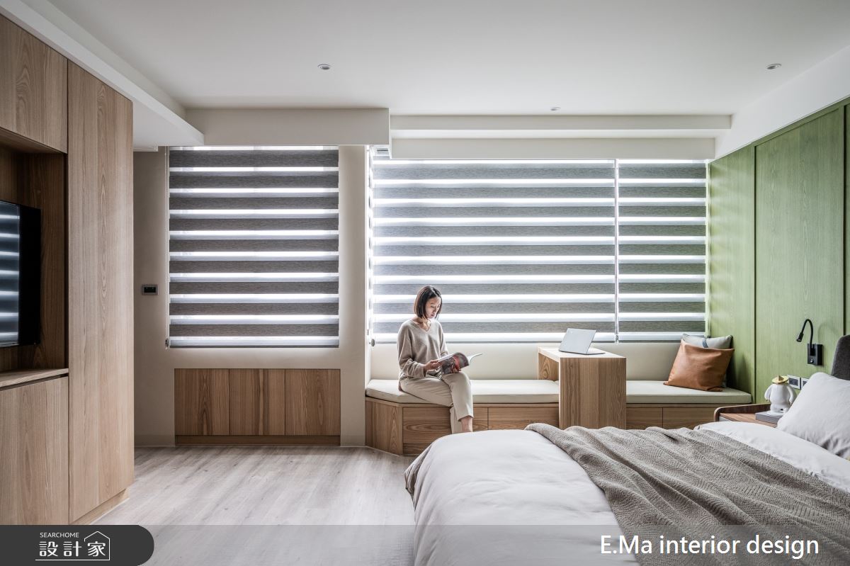 主臥透過木質調，挹注舒適休憩感，床頭背牆則選用綠色木皮，傾注清爽、放鬆氣息。