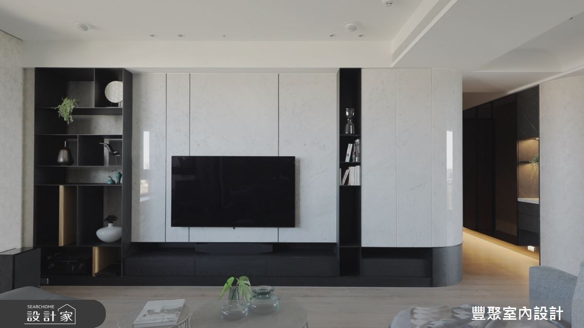 客廳電視牆側邊，採用切面設計，呼應對稱的圓弧造型，達到工藝美感的要求。