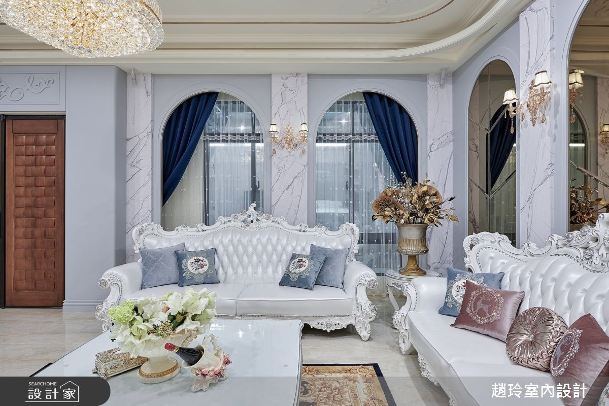 客廳以白色古典沙發搭襯深色系窗簾、軟件，營造精緻高雅的空間美學。