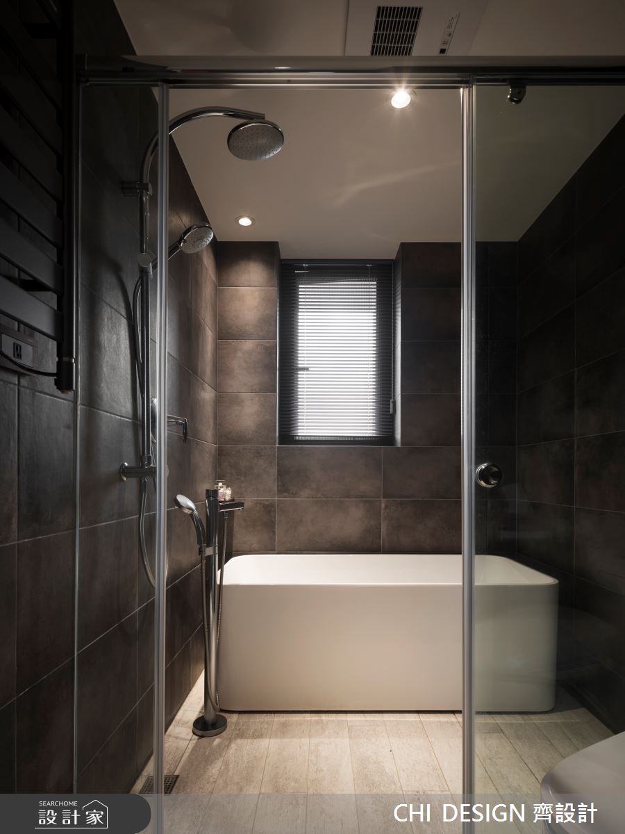 主臥衛浴以古堡為設計靈感，營造純粹的黑白色系。