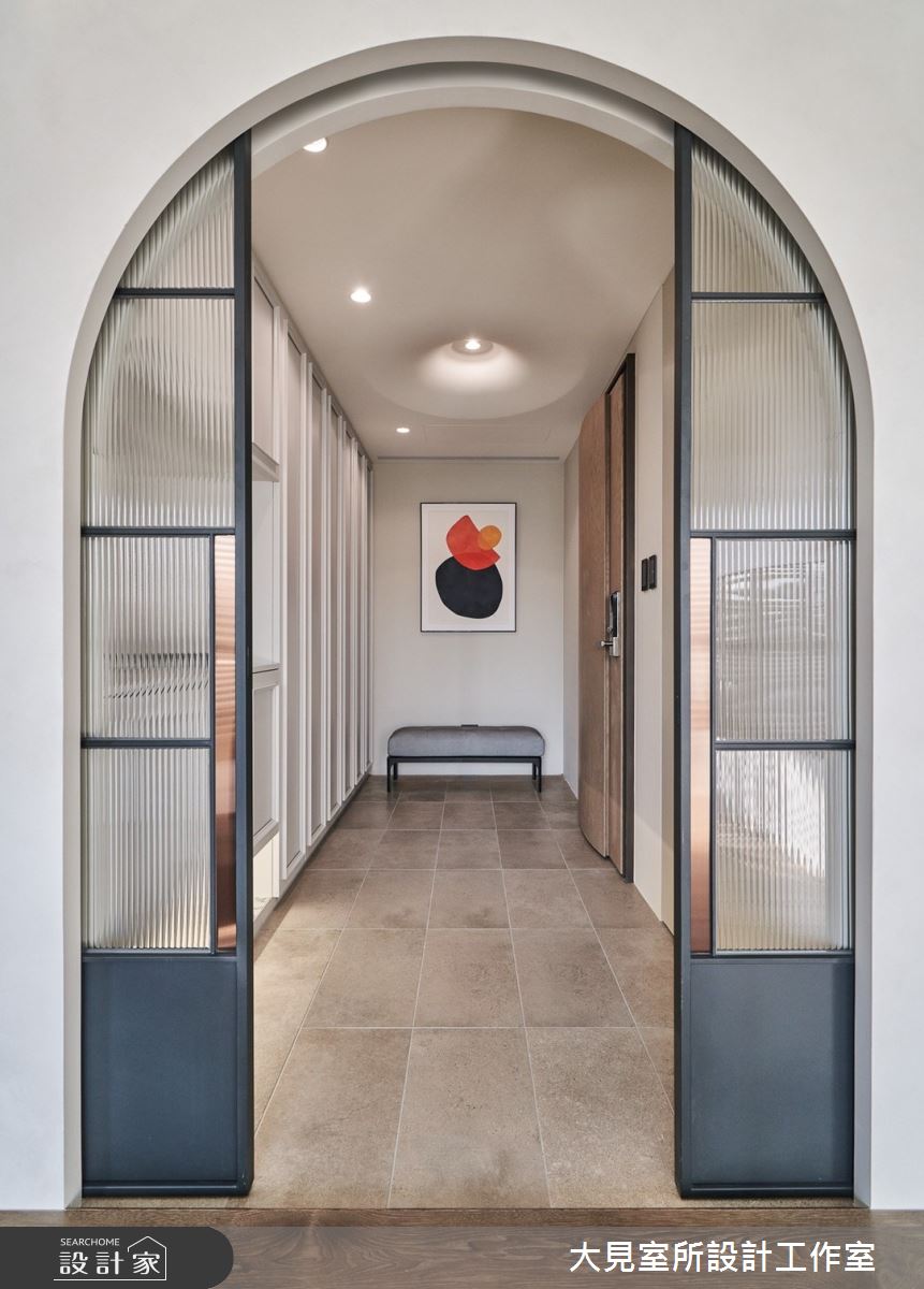 入口處增設長虹玻璃雙開門，兼顧空間隱私性。