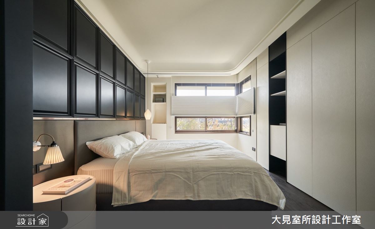 主臥床頭背牆以黑色古典線板烤漆，結合裱布、鍍鈦板，營造視覺焦點。