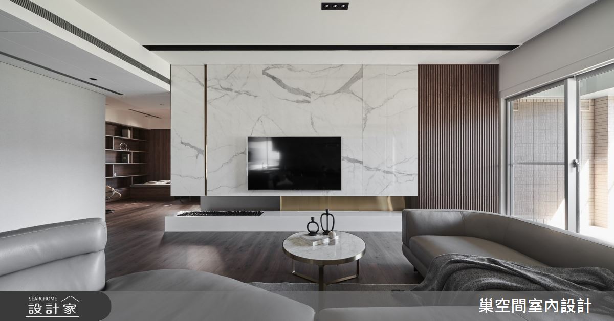 客廳電視牆鋪陳雕刻白大理石，彰顯空間氣度與質感。