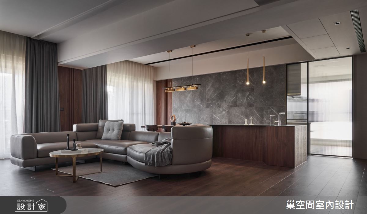 客廳沙發牆面結合金屬板設計，提升空間精緻度。