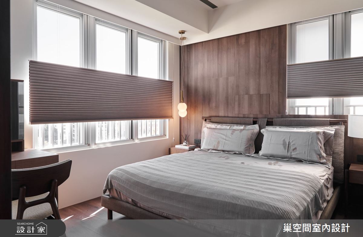主臥房保留窗面採光，並配置雙人床，營造自在舒適的休憩感受。