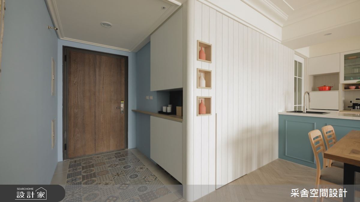 設計師因應屋主需求，增設玄關區，並藉由壁面延伸，擘劃置物檯面及儲藏間，提升實用性。