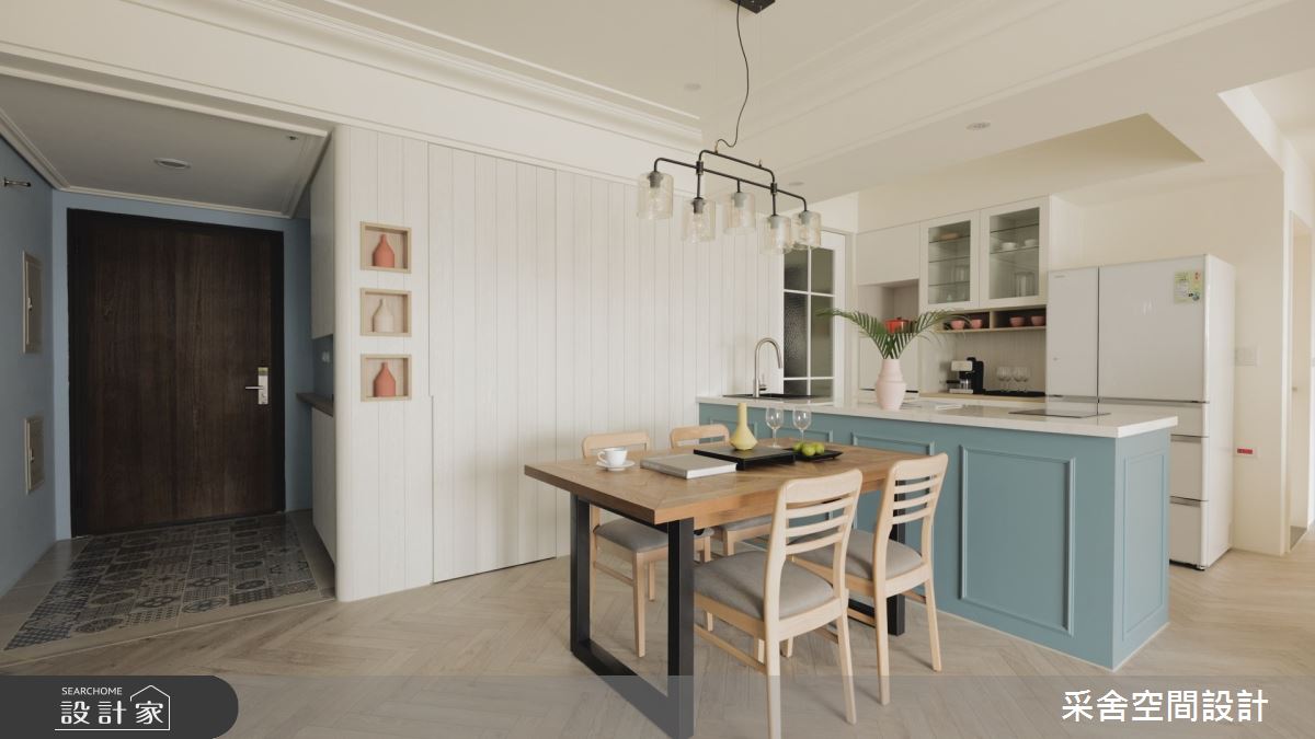 設計師利用高彩度的藍色線板，烘托空間氛圍，並規劃內外廚區隔，塑造不同的生活情境。