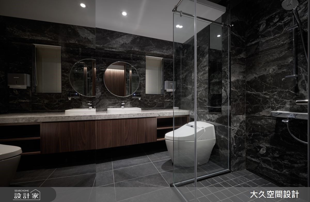 客浴延續低調、沈穩的質感作為空間表現，以內斂的深色大理石，營造飯店質感的大器氛圍。
