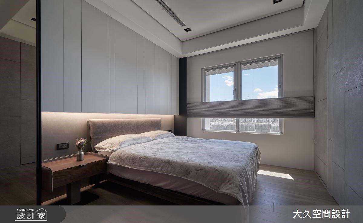 主臥挑選淺色系床頭櫃，平衡整體色調，營造舒適、柔和的氛圍。