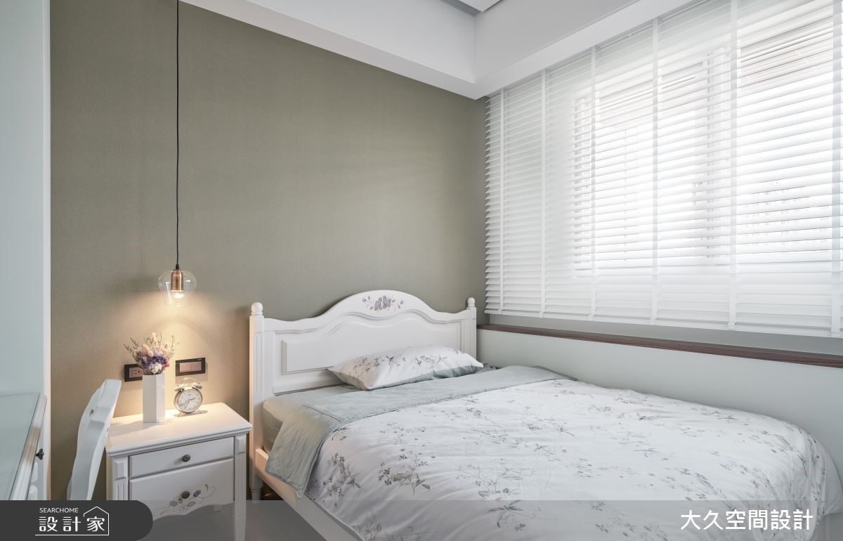 女兒房以綠色調背牆，營造清新氣息，並選用白色家具，襯托美式優雅的浪漫氛圍。
