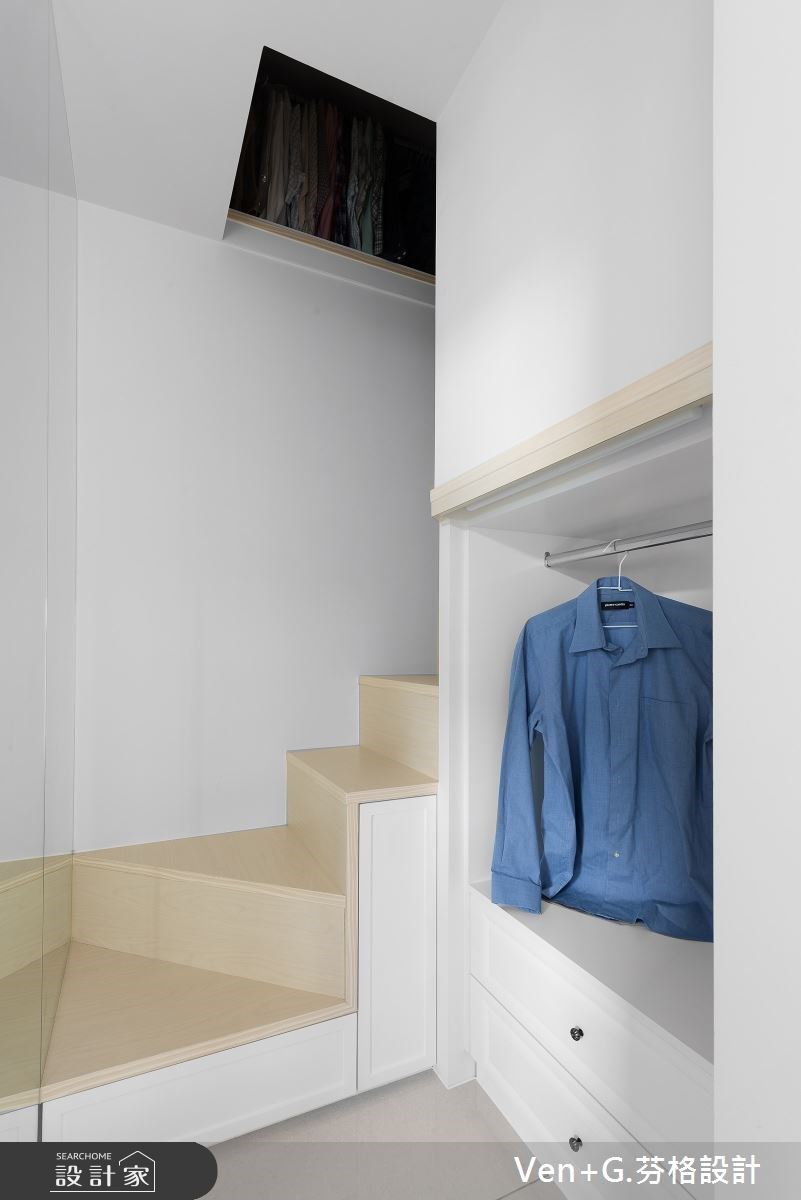 主臥更衣室利用屋高優勢，挑高梯下空間收納常用衣物。
