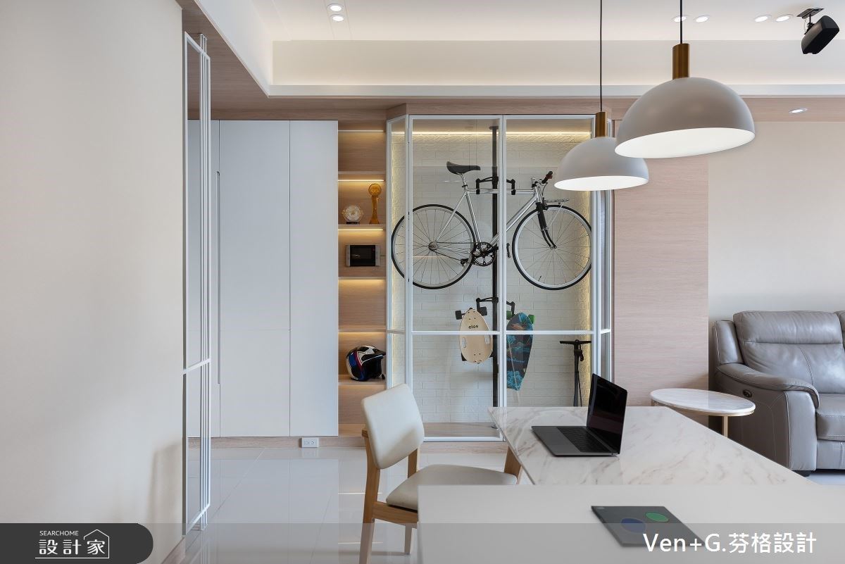 玻璃展示櫃擺放腳踏車與滑板，作為空間的特色端景。