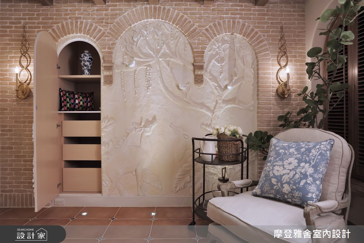 摩登雅舍自家辦公室的造型櫃搭配浮雕牆面，營造對襯之美。