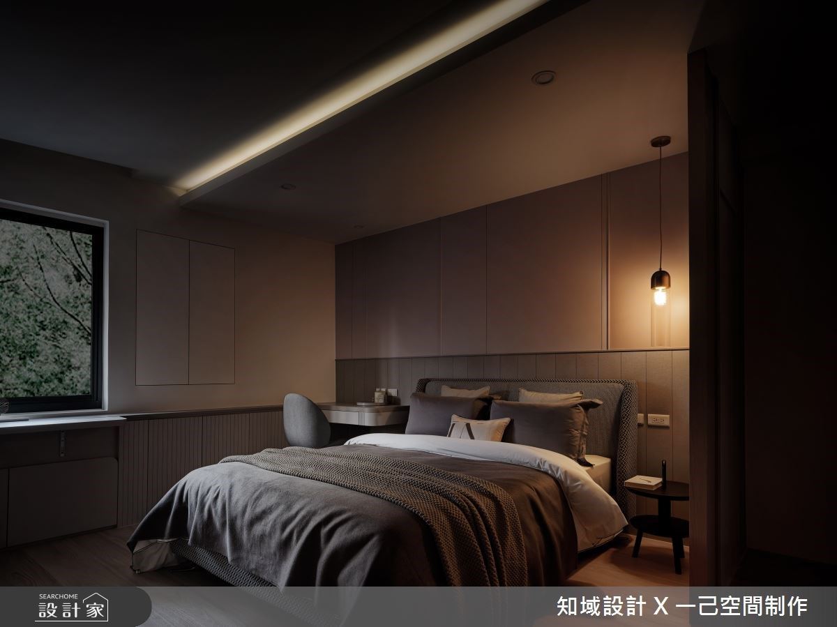 臥室以色彩營造居者個性，並藉由燈光營造舒適靜謐的睡眠場域。