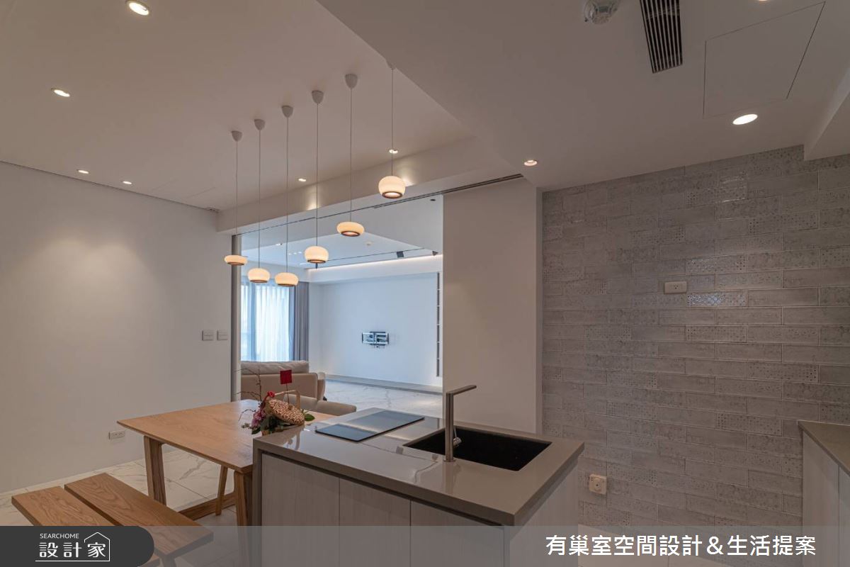 面對寬敞的餐廚空間，設計師精心增設兩個洗手台，提升生活便利性。