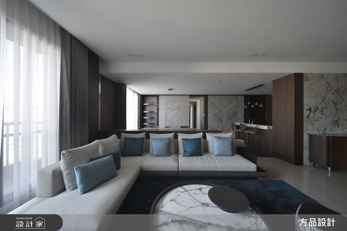 沙發選用低矮背維持空間開闊性，布藝則選用灰色織紋營造舒適感受。