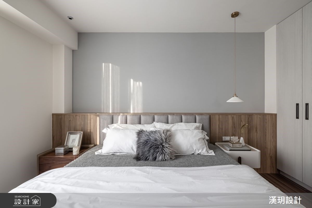 臥室藉由居者喜好定義空間表情，藉由材質搭配予人舒緩輕鬆的感受。