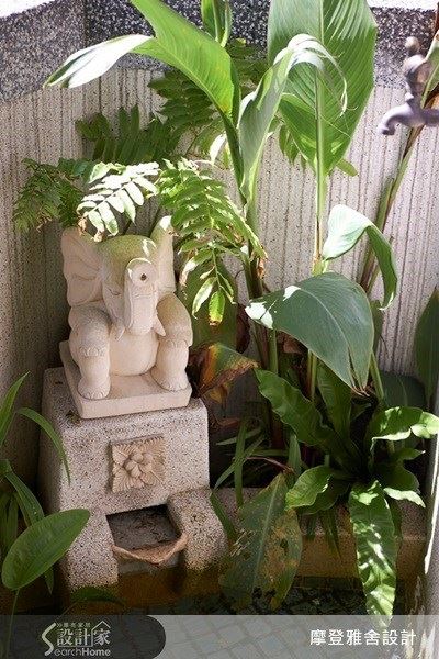 以小型噴水池與來自峇里島的原味石雕為主軸，搭配蕨類、旅人蕉及雞蛋花等植栽，讓南洋風情立現。