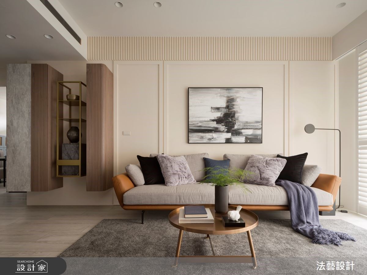 沙發背牆以淡雅為基調，搭配大地色系家具，奠定居家沉穩氣息。