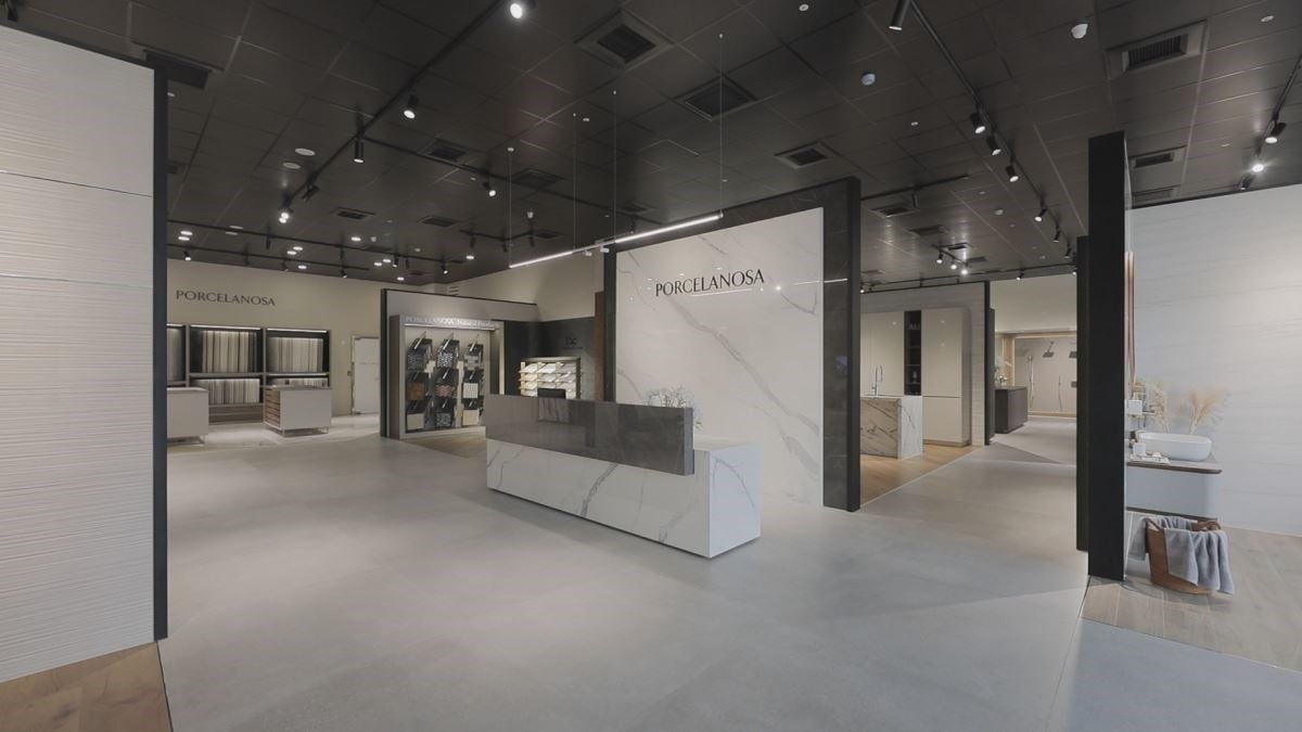 黑白輕磁板打造櫃台造型，PORCELANOSA 立字體在光線映照下，展現歐式現代風質感。