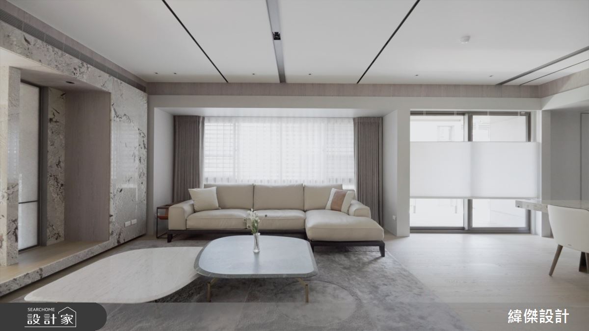 沙發背牆運用框體結構拉出水平線，並以框體結構隱藏窗簾位置，打造完整俐落的空間質感。
