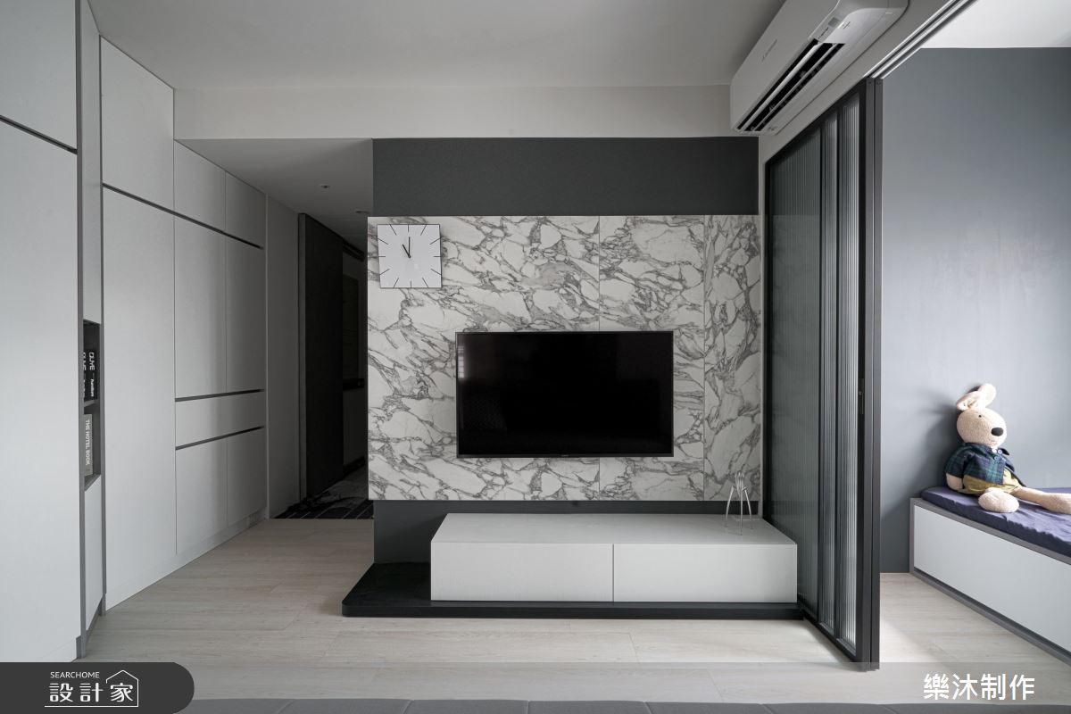 電視牆以石紋系統板材，呈現黑灰白三色對比，擁有畫龍點睛的視覺效果。