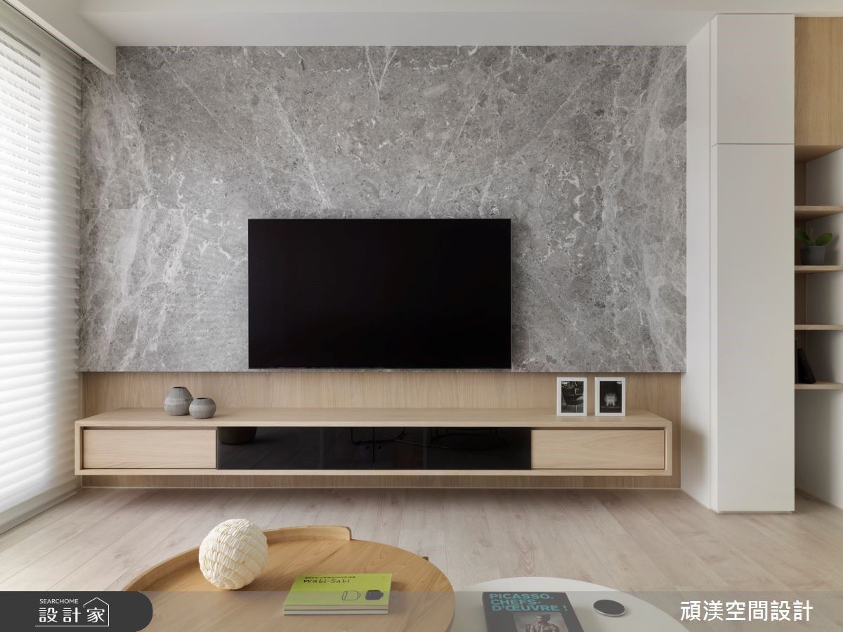 大理石紋電視牆與橡木皮染白黑玻視聽櫃相互平衡，白色長型深櫃與木皮層櫃一開一收，使電視牆整體更有趣同時兼顧實用性。