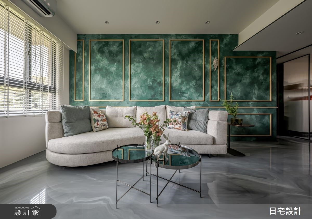 沙發背牆以灰綠色特殊塗料鋪陳，透過手染的疊加手法，營造凹凸紋理的層次觸感。