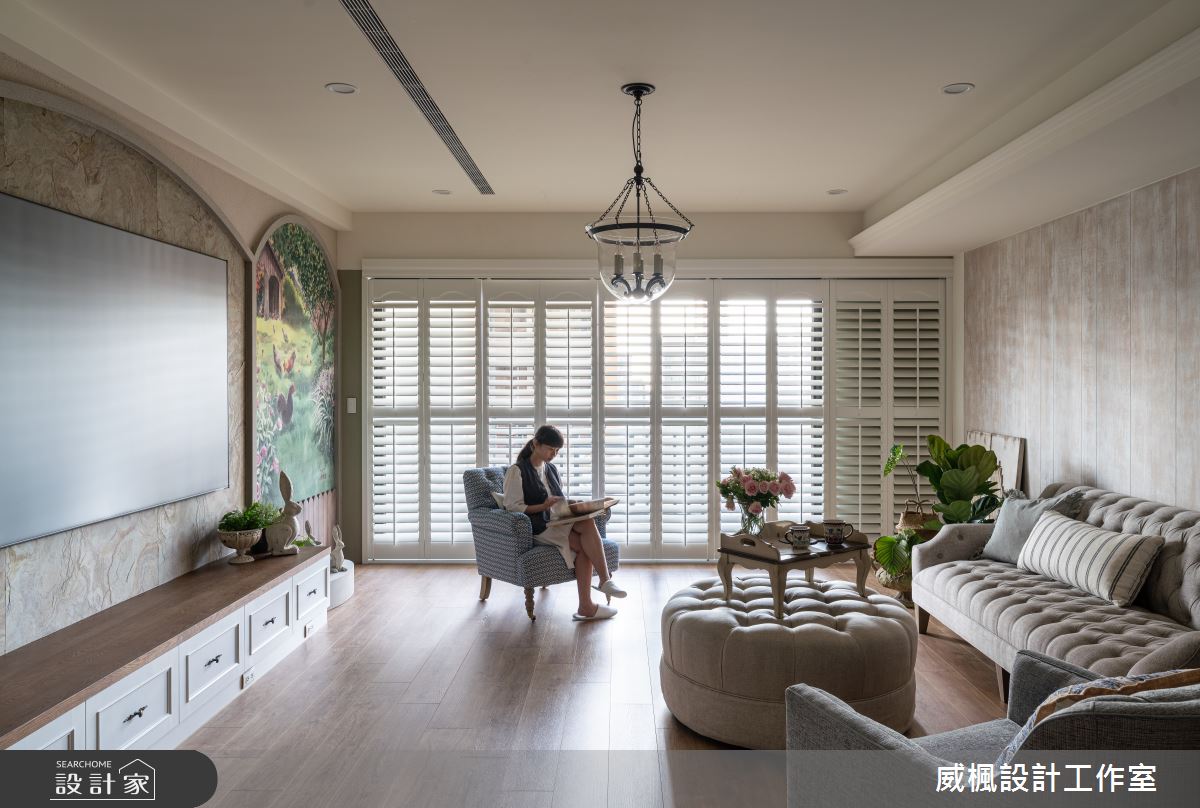 沙發背牆也用特殊的漆法仿舊，放鬆紓壓而且非常耐看。