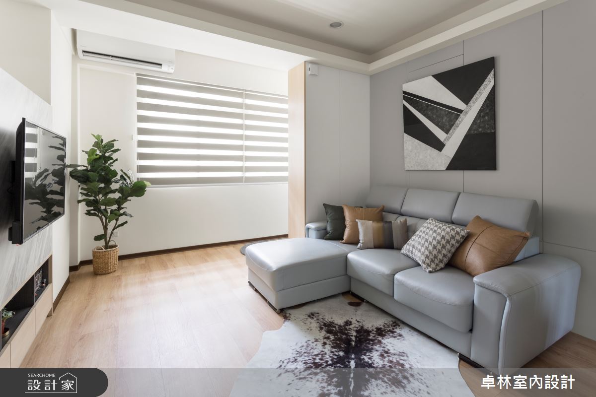 為了整合動線規劃，設計師原有的陽台和客廳連貫，加大公共空間，同時藉由客餐廳開放設計，引光入室，化解先前的陰暗問題。