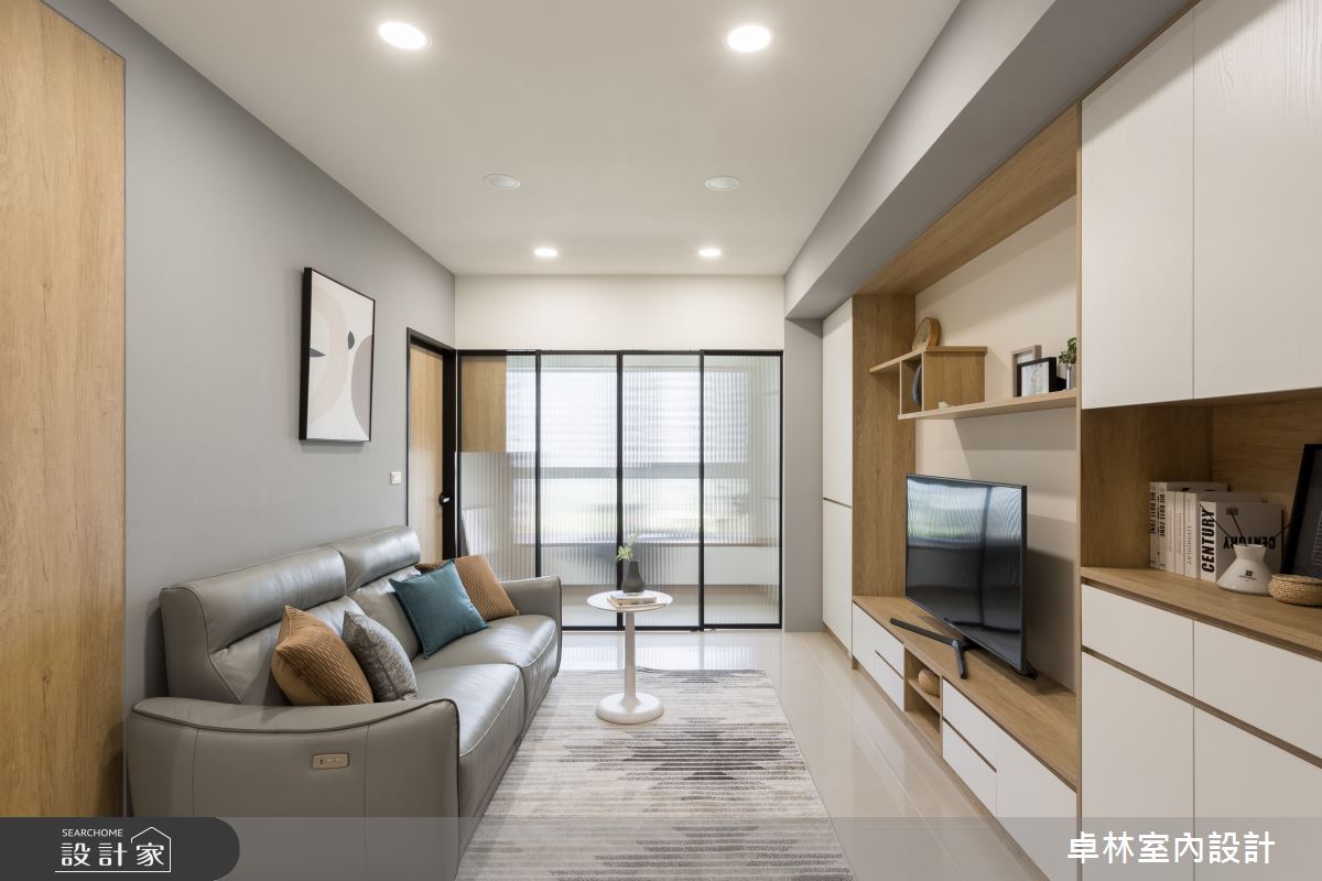 為了整合動線規劃，設計師原有的陽台和客廳連貫，加大公共空間，同時藉由客餐廳開放設計，引光入室，化解先前的陰暗問題。