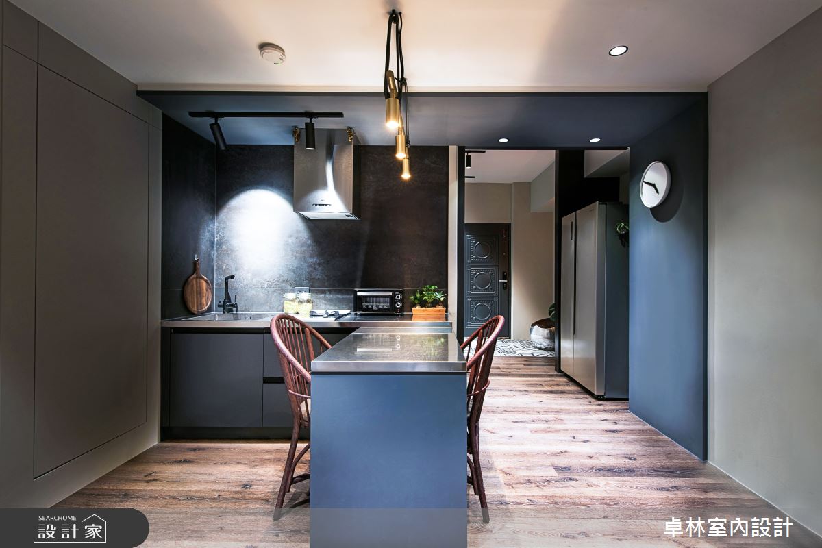 餐桌不僅是家人凝聚的場域，更是孩子等待母親做飯的展示台，增添家人的互動連結。