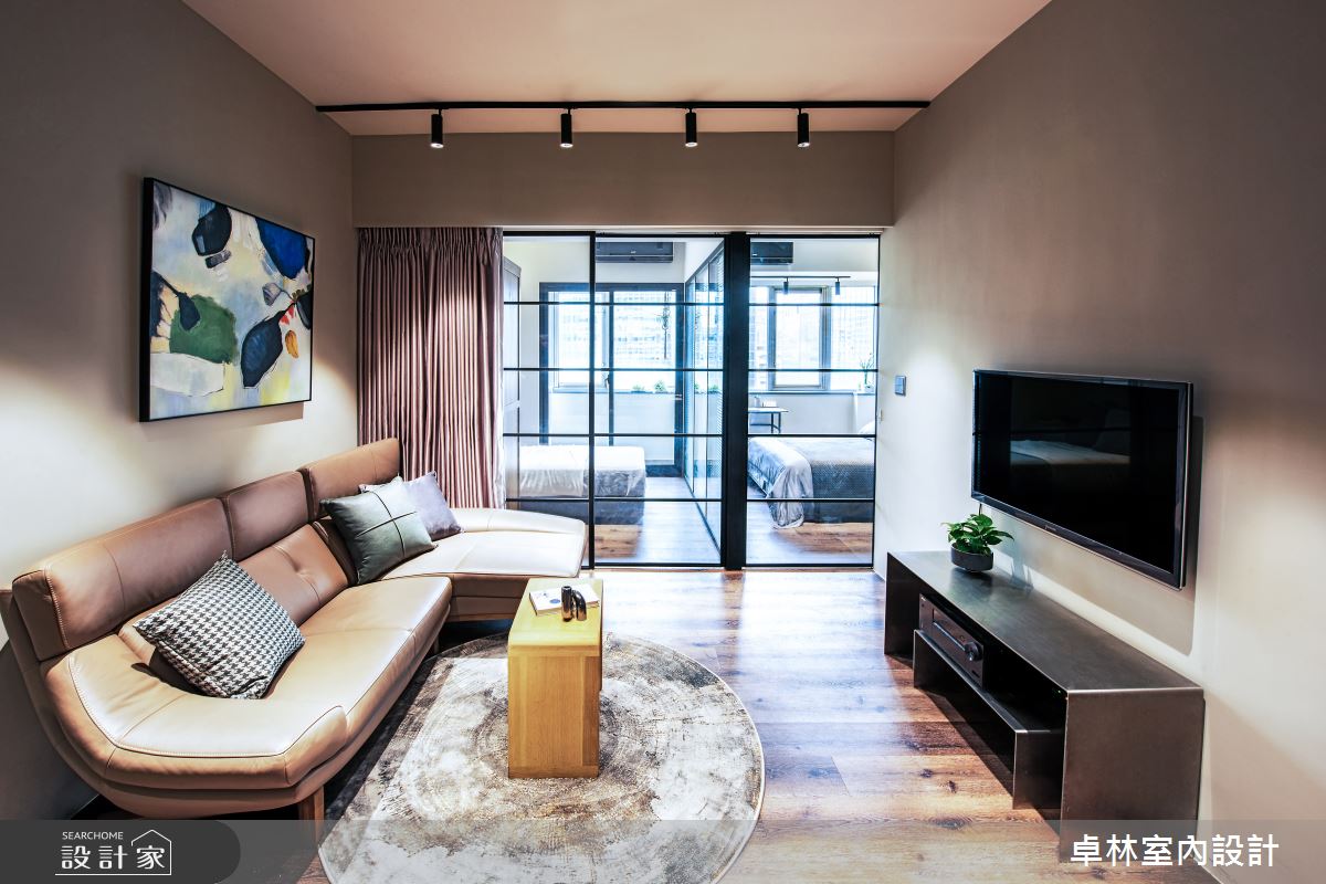 為了掌握充足的採光優勢，私領域運用玻璃隔間隔出兩房，同時引入自然採光，實現明亮開闊的居家質感。