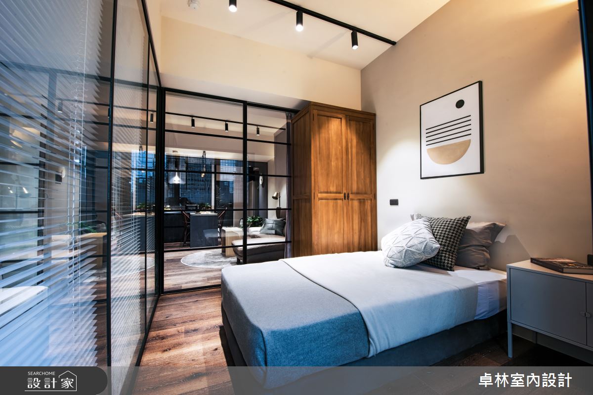 面對玻璃隔間的隱私顧慮，設計師加入百葉窗，並以內嵌式設計，讓居者無需擔憂日後的清潔問題。
