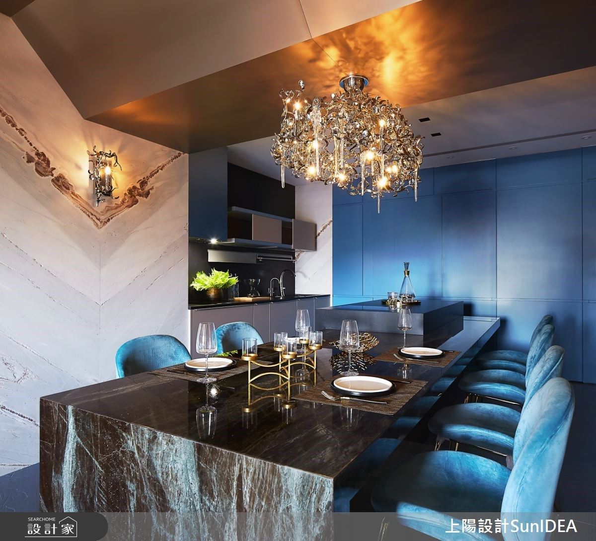 餐廳內廚牆面運用大膽藍色作為視覺焦點，營造度假氛圍的空間。