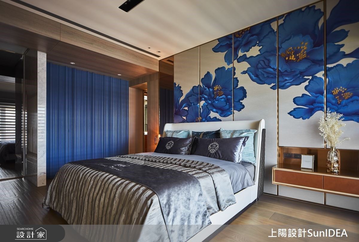 主臥床頭背牆訂製絲布刺繡裱板，增添精緻感。