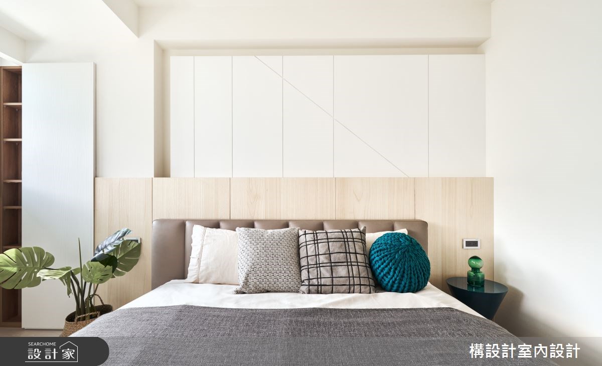 床頭背板設計採用幾何造型，挪正臥室的不規則感，再以溫潤的淺木色和白色遞減層次，拉高空間感。》》看更多圖片