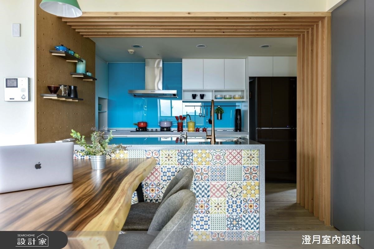 廚房處不妨選擇色彩鮮艷的花磚，成為家中最驚豔的視覺焦點。》》看更多圖片