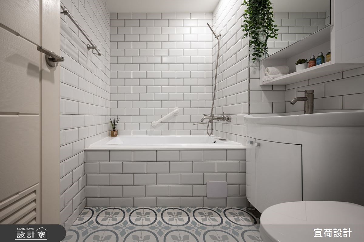 衛浴選擇釉面鐵道磚和花磚拼接，即使空間不大也能有舒適度假感。》》看更多圖片